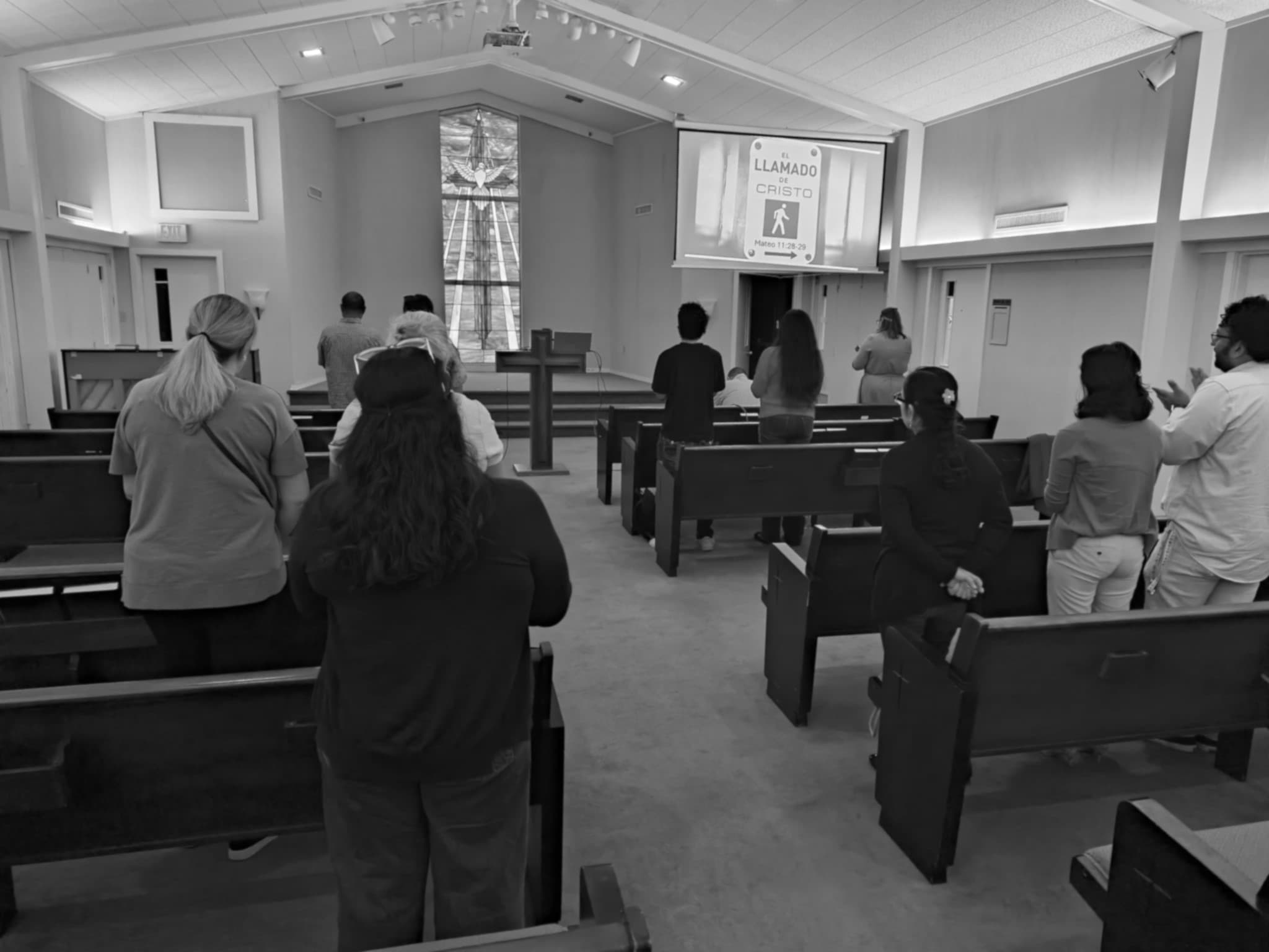 Congregación de Encuentro Church en adoración